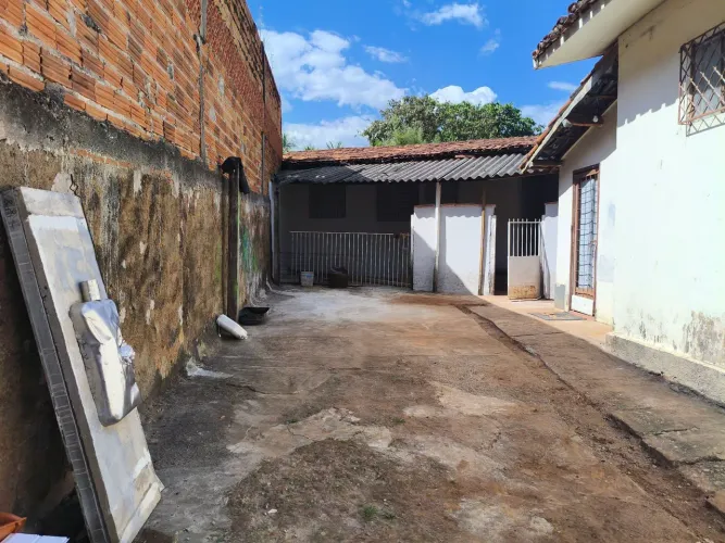 Aluga barracão 01/4 atrás Saneago Jd Goiás