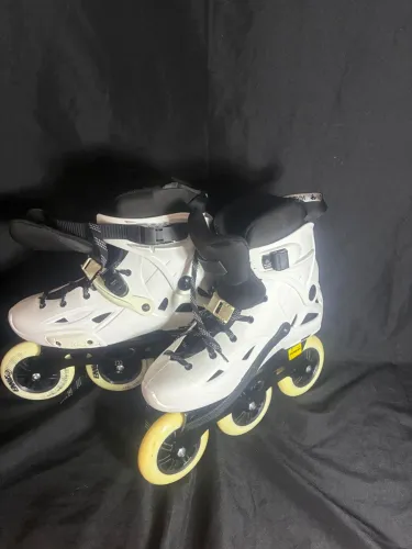 Um par de patins branco sem novo pouco uso