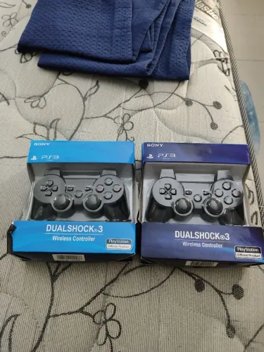 2 Controles PS3 paralelo na caixa 