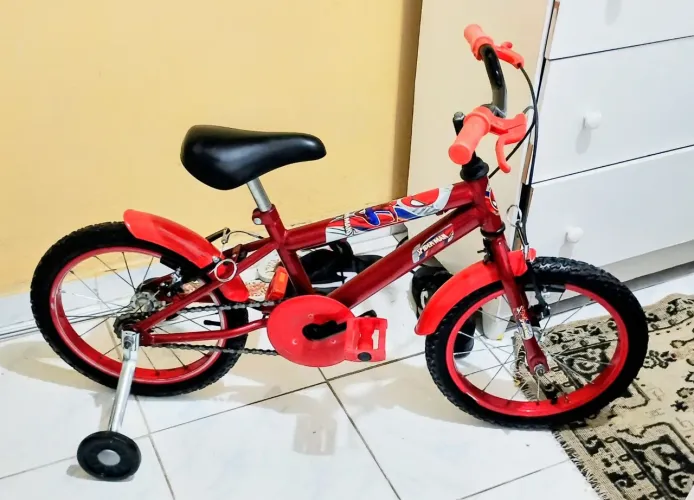 Bicicleta infantil homem aranha semi nova 