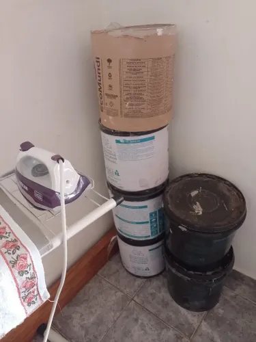 4 barricas de textura a rolo cinza claro.