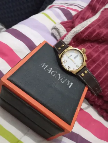 Vendo um relógio tá marca maGnum caixa 45 tô relógio com calendário valor 400 reais seme