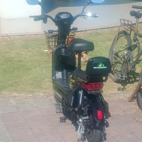 Moto elétrica nova pouco tempo de uso bateria boa valor de nota acompanha sexto e pedais