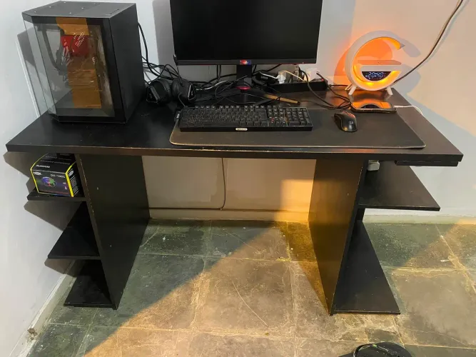 Mesa em ótimo estado de conservação