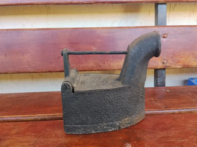 Antiguidade antigo ferro fundido ferro de passar a brasa ferro braseiro decoração cenário