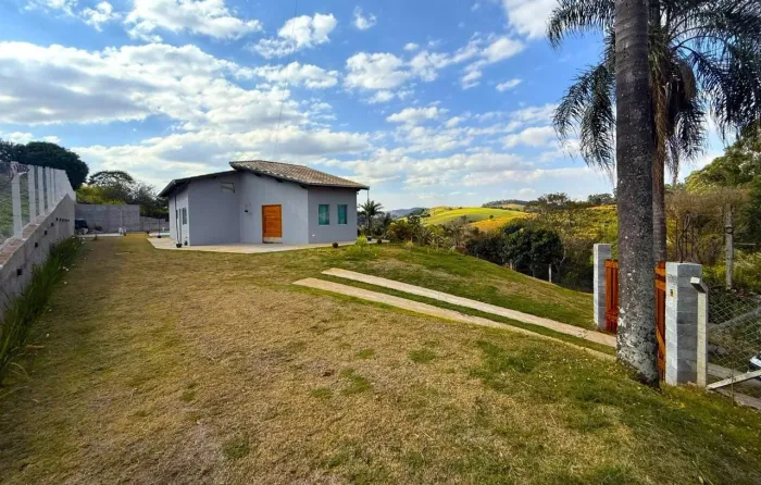 Chácara em Pinhalzinho/SP | 1.324 m² | Piscina | 3 Quartos | Vista para as Montanhas
