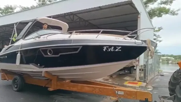 VENDO LANCHA VENTURA 265