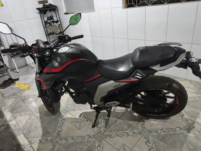 Yamaha FZ25, 250 cilindradas.
