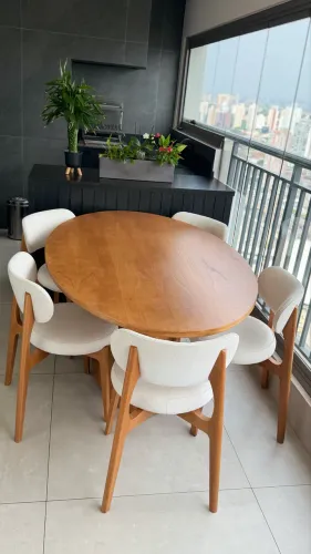MESA OVAL COM 5 CADEIRAS ALMOFADADAS