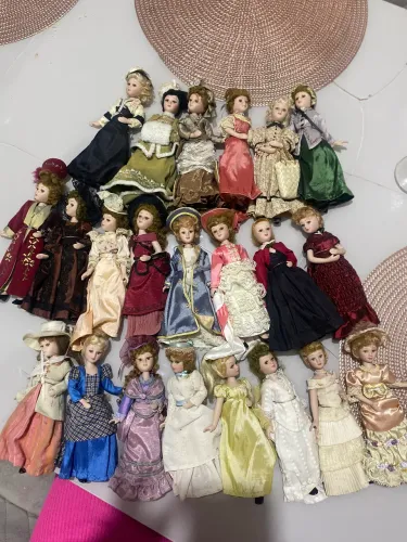23 bonecas de porcelana