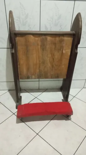 Genuflexório de madeira.