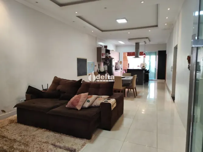 Casa com 3 quartos sendo 1 suíte disponível para venda no bairro Pacaembu em Uberlândia-MG