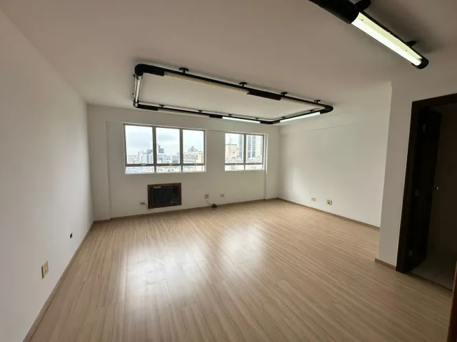 Sala comercial com 40m² reformada na Rua Riachuelo Centro