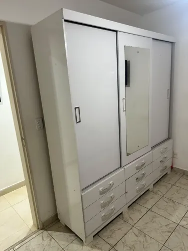 Guarda-roupa casal 3 portas de correr com espelho e 9 gavetas branco
