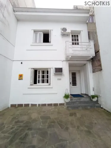 IMOBILIÁRIA SCHOTKIS ALUGA EXCELENTE CASA COMERCIAL OU RESIDENCIAL DE 03 DORMITÓRIOS, DE 0