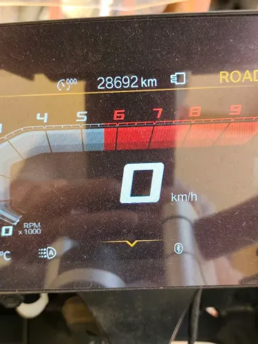 BMW 1250 GS, moto sem detalhes, zerada.