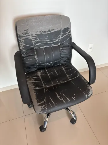 Cadeira giratória com ajuste de altura