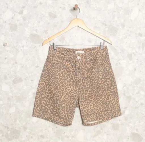 Short bermuda hering de onça estampada animal print