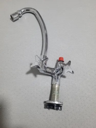 Torneira cozinha mesa com saída para filtro.