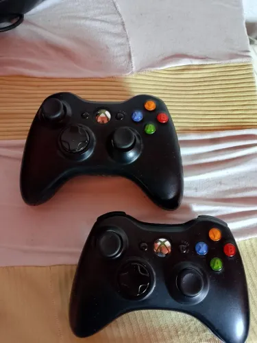 Xbox 360 c/ cabo de carregamento (charge and play)
