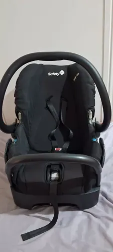 Bebê conforto Safet, completo com a base, extremamente confortável.