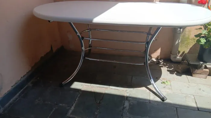 Mesa em madeira oval