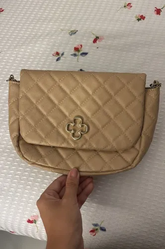 Bolsa Capodarte matelassê bege com corrente, nunca usada