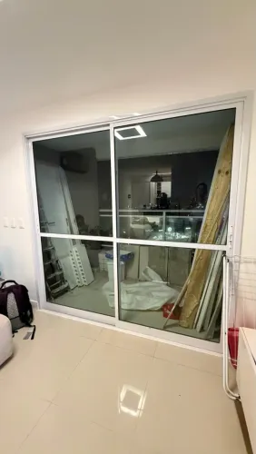 PORTA DE CORRER DE VIDRO COM ESTRUTURA DE ALUMÍNIO BRANCO