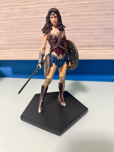 Mulher Maravilha - Estátua 1/10 Iron Studios - Batman vs Superman