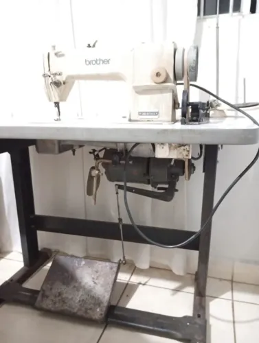 Máquina de costura reta industrial