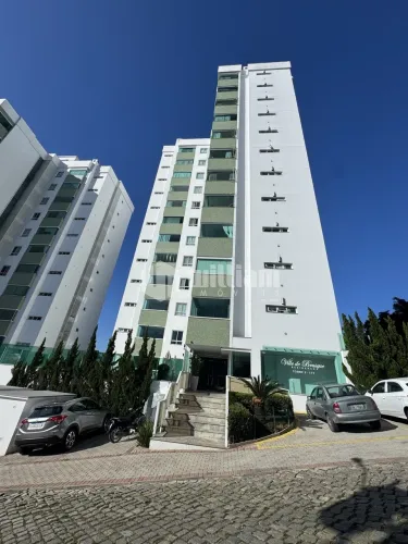 APARTAMENTO COM 1 SUÍTE, 2 QUARTOS E 4 VAGAS DE GARAGEM NO VILLE DE BRUSQUE