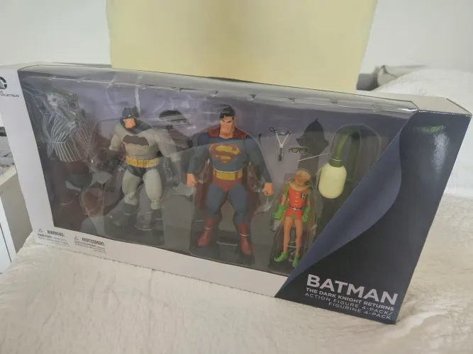 Box Bonecos Batman The Dark Knight Returns 4 pack + diorama DC Collectibles 