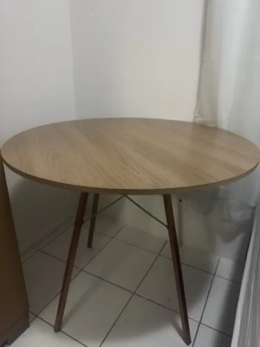 Mesa redonda com tampo de madeira