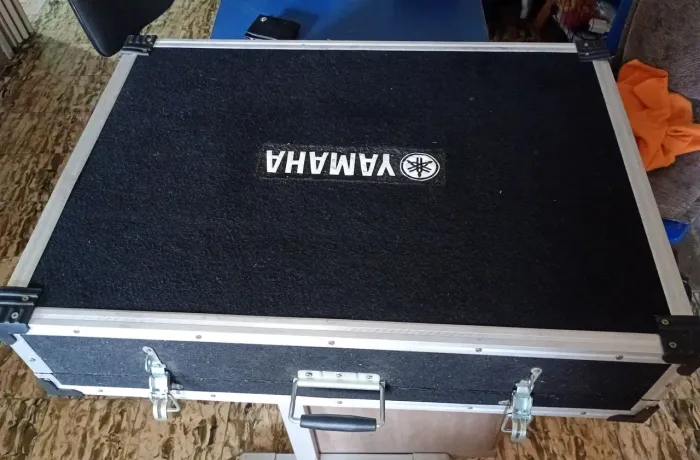Mesa Yamaha 24/14 FX (em perfeito estado)