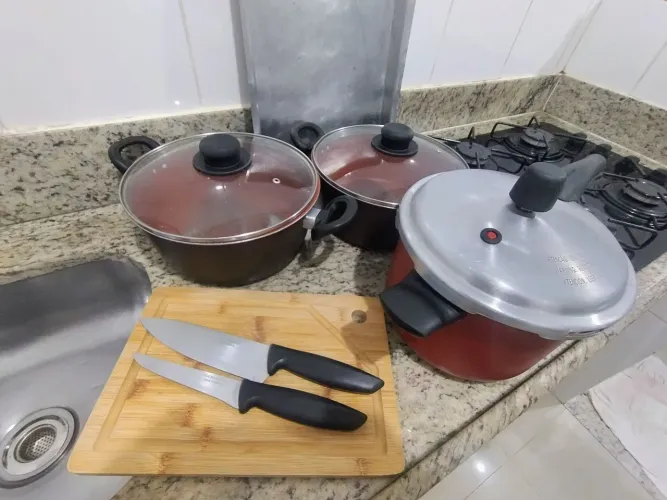 Panelas com tampa de vidro, panela de pressão e outros itens 