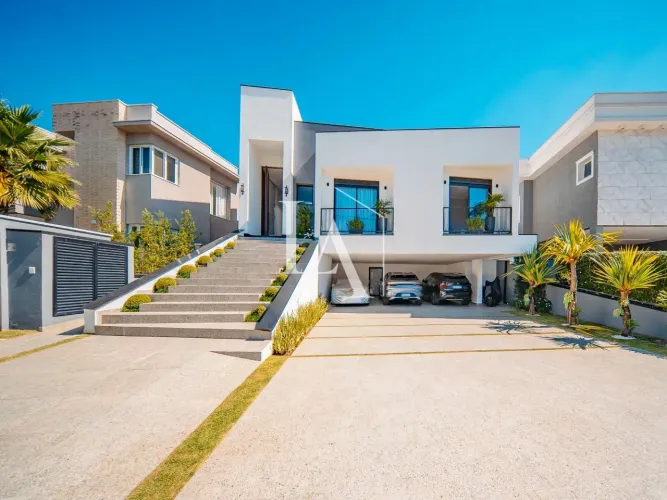 Casa para locação no Tamboré 11 · 4 suítes · 316 m²
