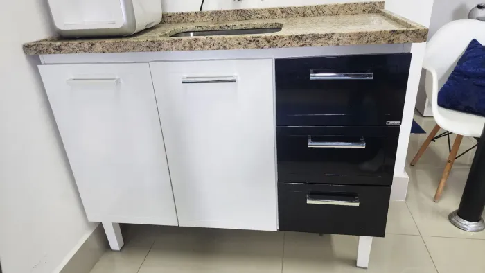 Gabinete de aço com pia em granito 1,20m