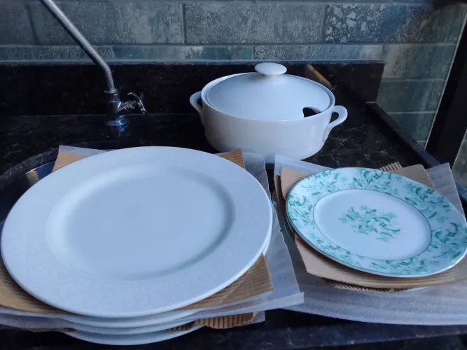 Jogo de Pratos de porcelana Schmidt contendo, 4 pratos de jantar e 4 pratos de sobremesa
