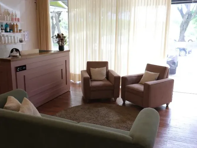 Par de Poltronas Vintage em Madeira Maciça - Totalmente Reformadas