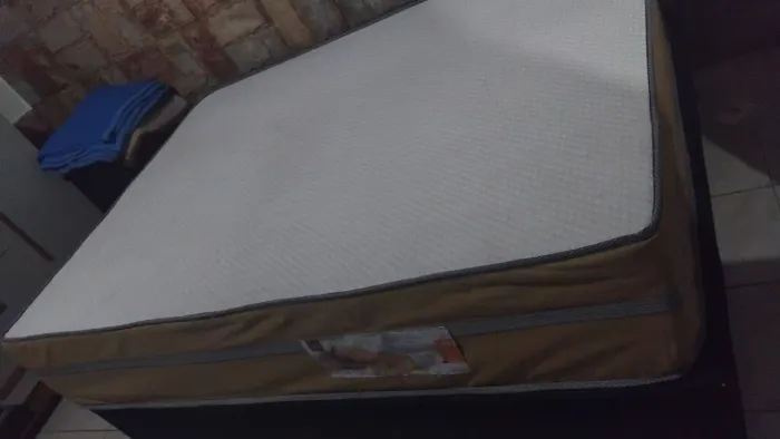 Cama casal nova com a base
