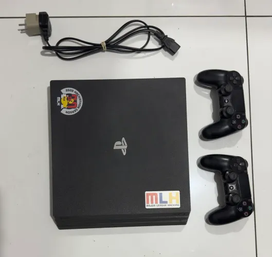 PS4 Pro 1TB / Dois controles / GTA The Trilogy
