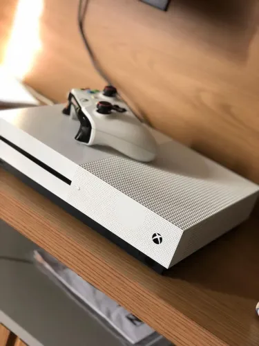 Xbox One S 1T um controle ?