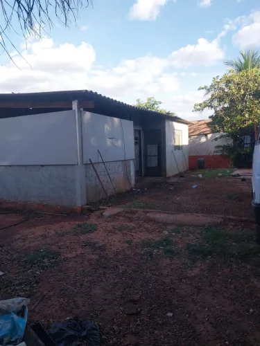 Casa de um quarto banheiro área coberta usada como cozinha e sala ótima localização