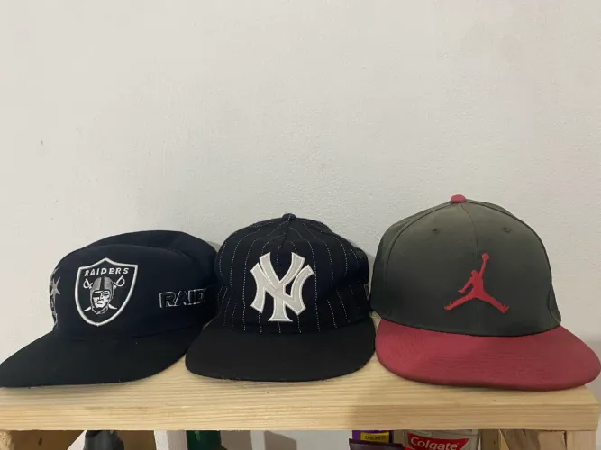 Bonés Jordan e New Era