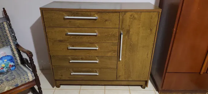 Cômoda com 5 gavetas e uma porta lateral (sapateira)