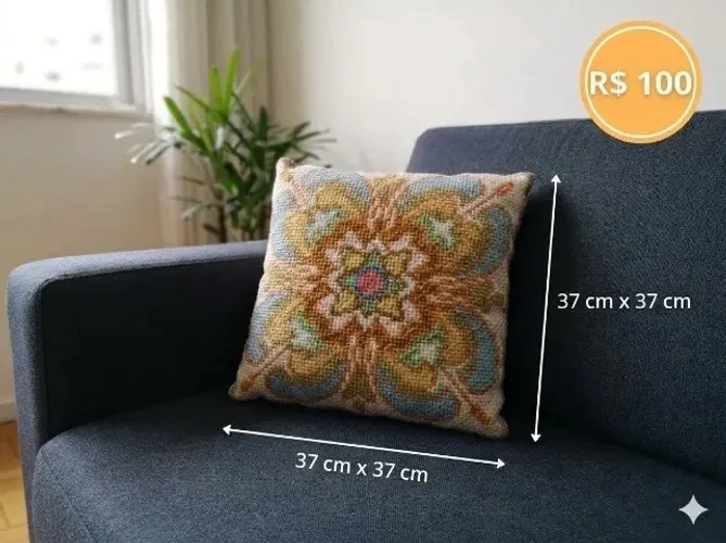 Almofada Artesanal em Tapeçaria - Nova