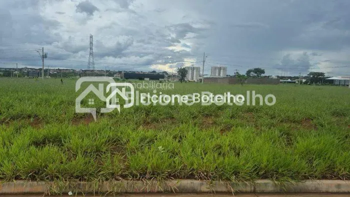 Terreno à venda em Uberlândia - 275 m² no Bairro Laranjeiras (Residencial/Comercial) - R$