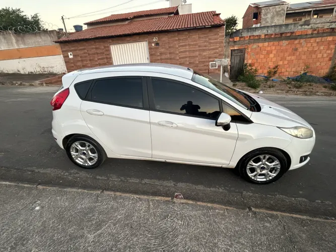 Ford Fiesta 1.6 16V Flex Aut. 5P 2014