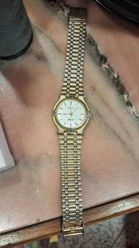 relógio de pulso feminino Geneva Quartz apresenta um mostrador dourado