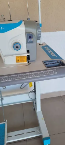 Máquina de costura reta profissional Jack F4